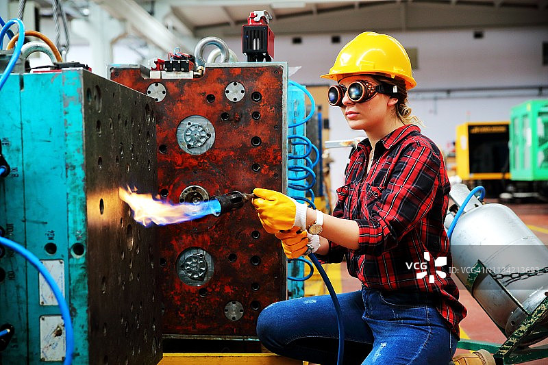 在工厂工作的女人图片素材