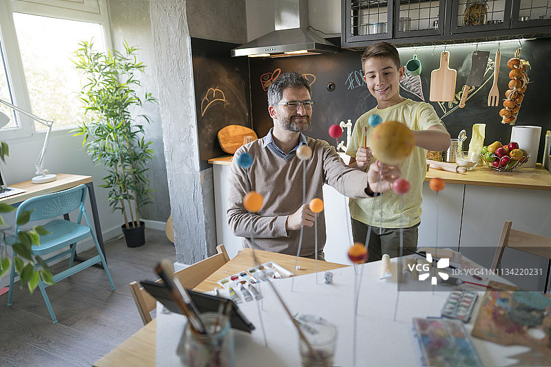 与爸爸在行星上的绘画图片素材