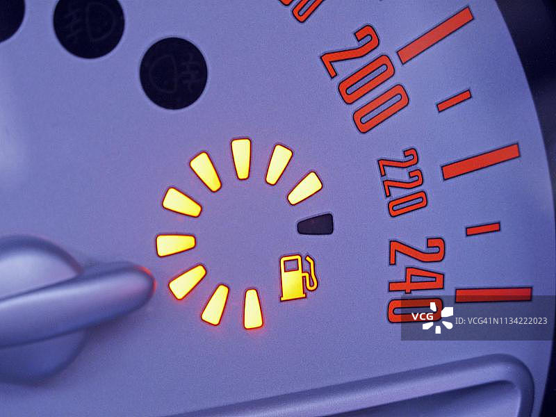 速度表中的油量表，油量表，速度限制，德国图片素材