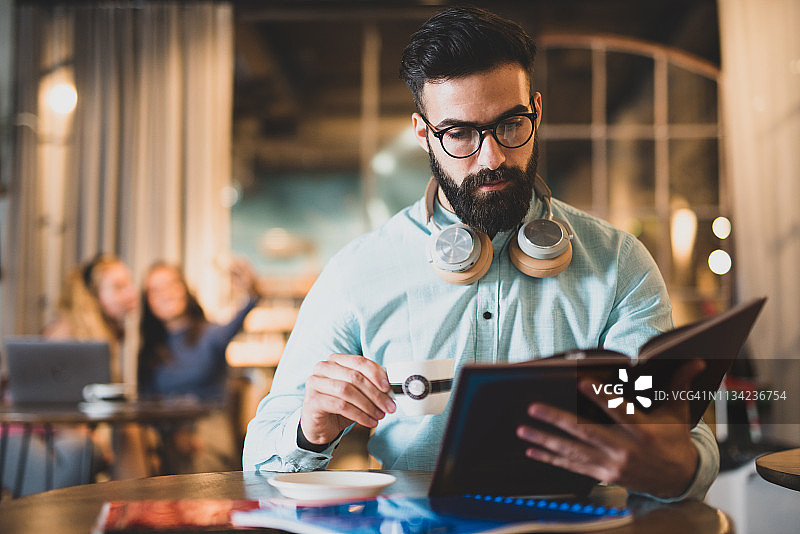 男学生喝咖啡读书图片素材