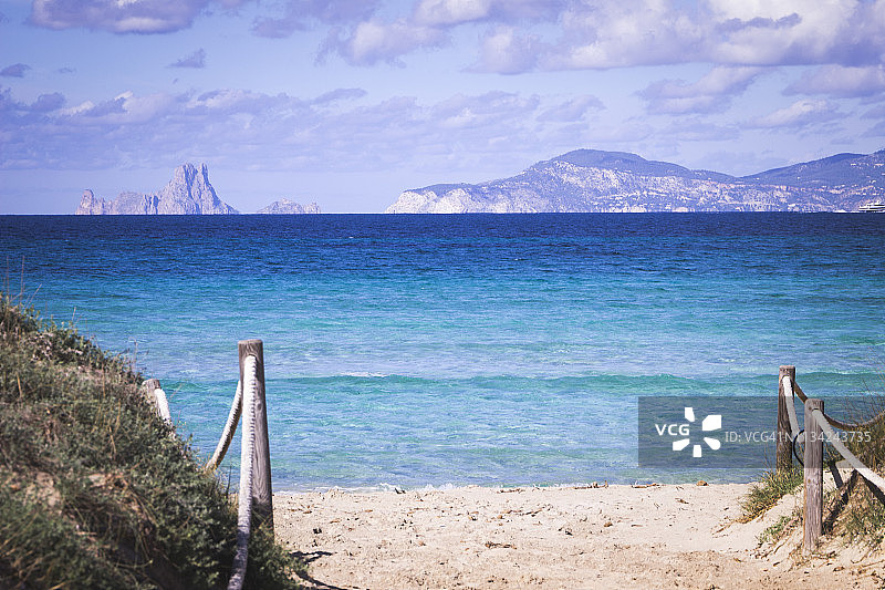 从福门特拉岛莱万特海滩眺望伊维萨岛前的埃斯韦德拉岛图片素材