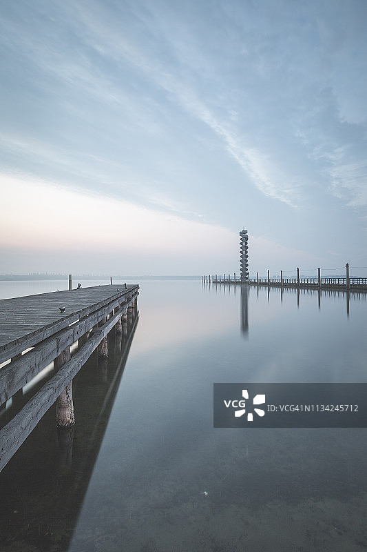 德国萨克森-安哈尔特比特费尔德：戈伊茨sche湖，早晨的测量塔图片素材