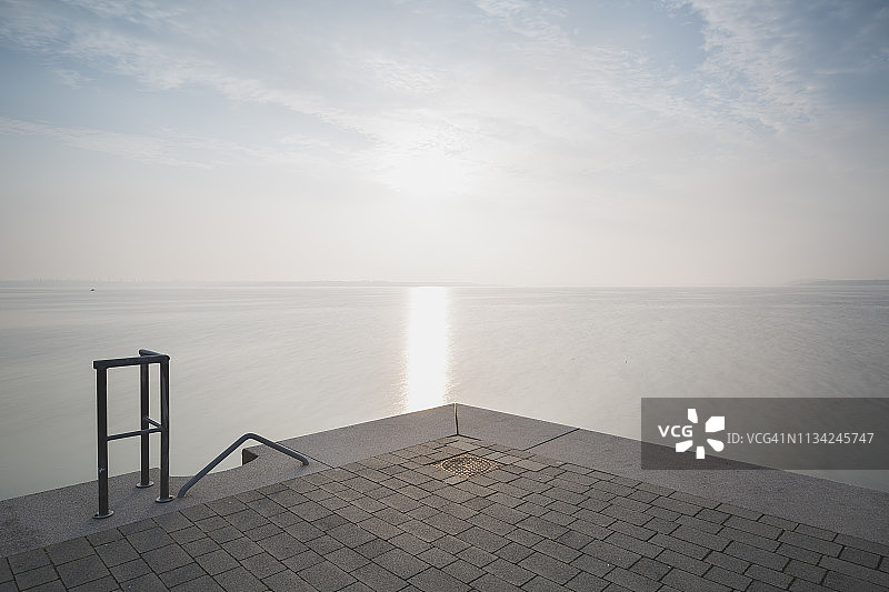 德国萨克森-安哈尔特州比特费尔德戈伊茨舍湖清晨梯子图片素材