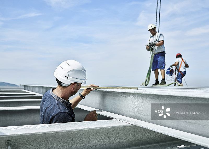 正在检查钢梁的建筑工人图片素材
