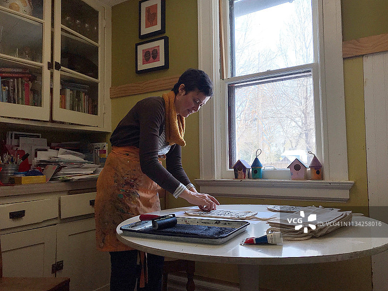 在家中工作室创作艺术作品的女艺术家图片素材