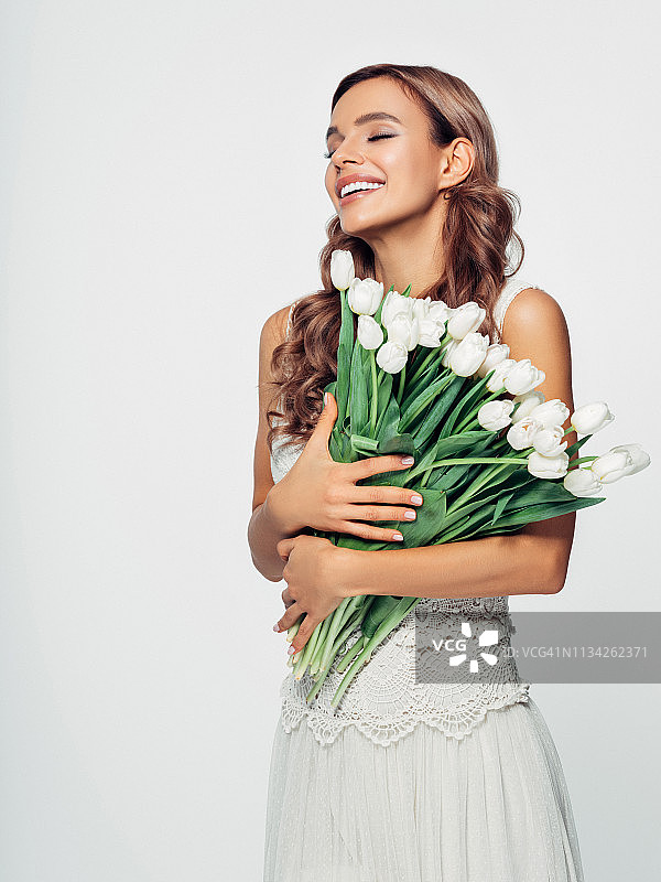 手捧郁金香的漂亮新娘图片素材