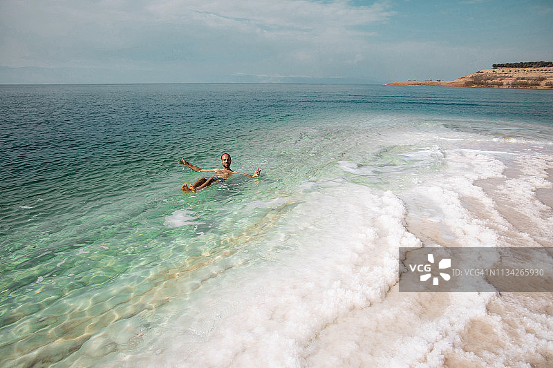在死海度假的男子图片素材