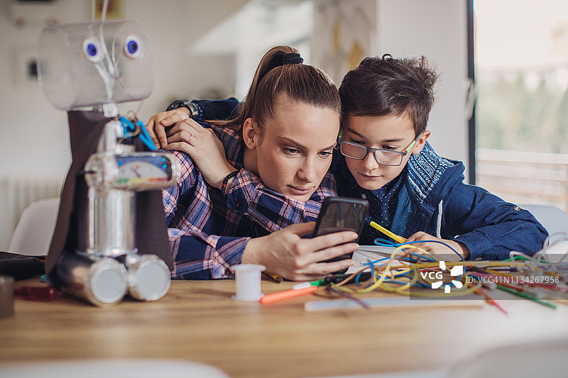 姐姐和弟弟一起组装机器人图片素材