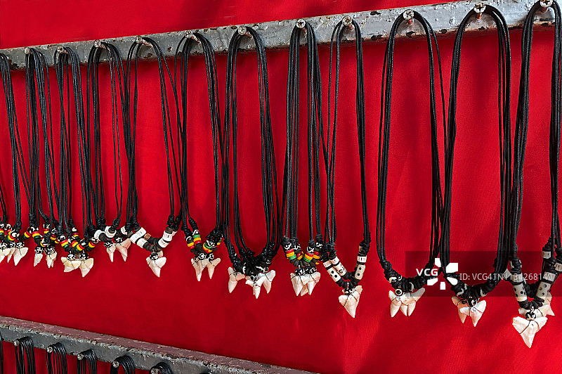 考拉市场上鲨鱼牙齿项链展示图片素材