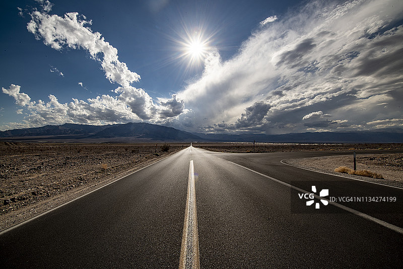 通往地平线的沙漠公路图片素材