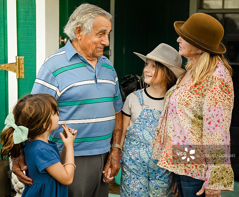 与曾祖父共度时光图片素材