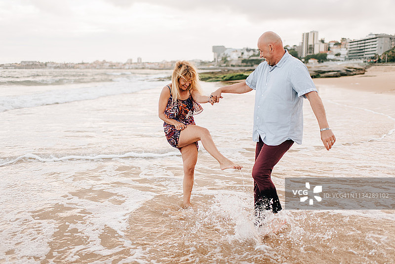 情侣在葡萄牙里斯本埃斯托利尔海滩玩耍图片素材