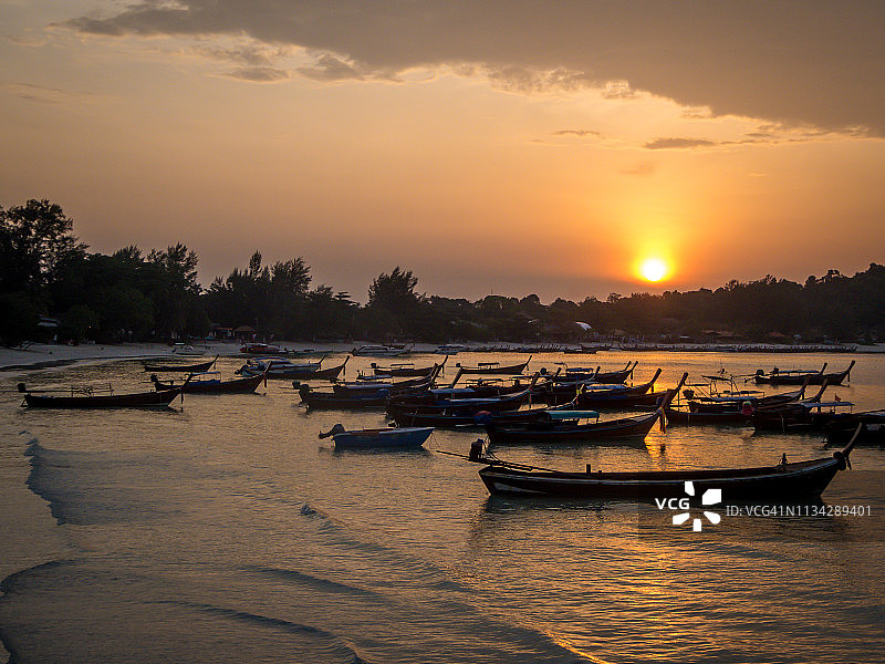 泰国日落时分停泊在岸边的船只图片素材