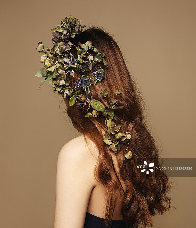 年轻女子与鲜花背影图片素材