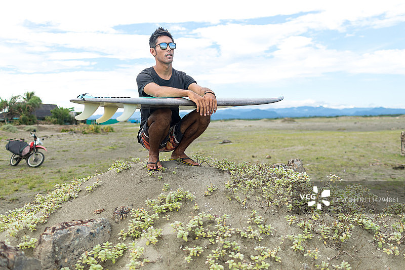 冲浪者在菲律宾阿布鲁格海滩拿着冲浪板图片素材