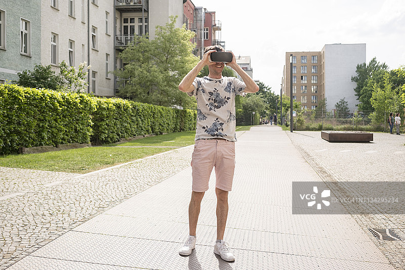 男人在德国柏林使用虚拟现实眼镜图片素材