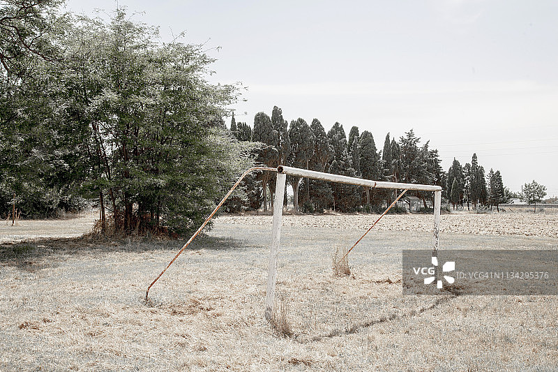 意大利托斯卡纳，破损的足球球门柱图片素材