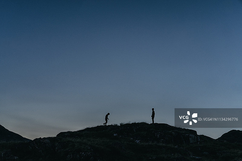 男孩们在英国斯诺多尼亚山顶上玩耍图片素材