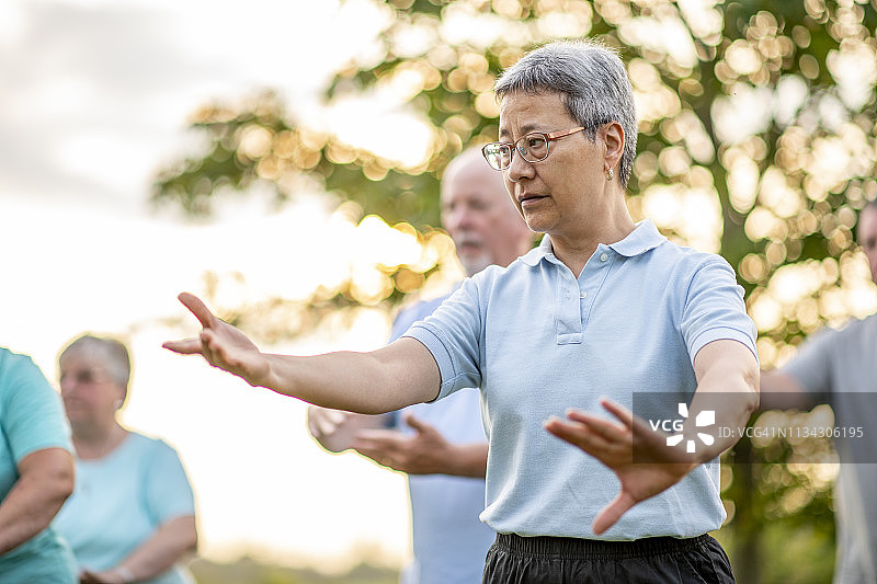户外老年人图片素材
