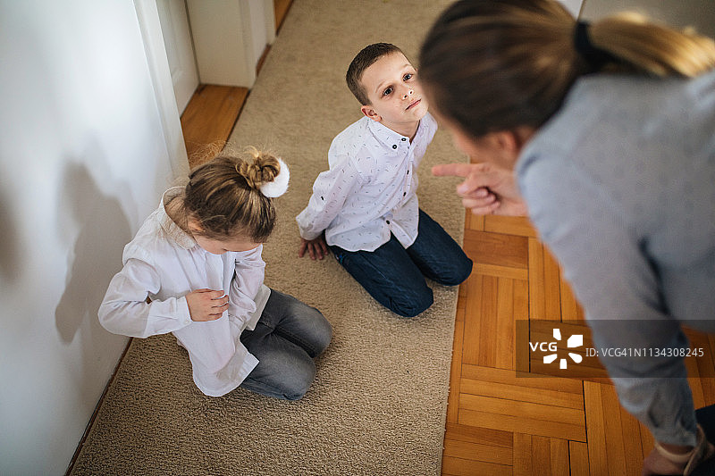 愤怒的母亲给不安分的孩子们上课图片素材