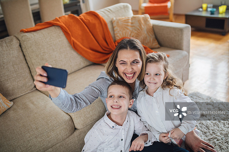 快乐的一家人自拍时做鬼脸图片素材