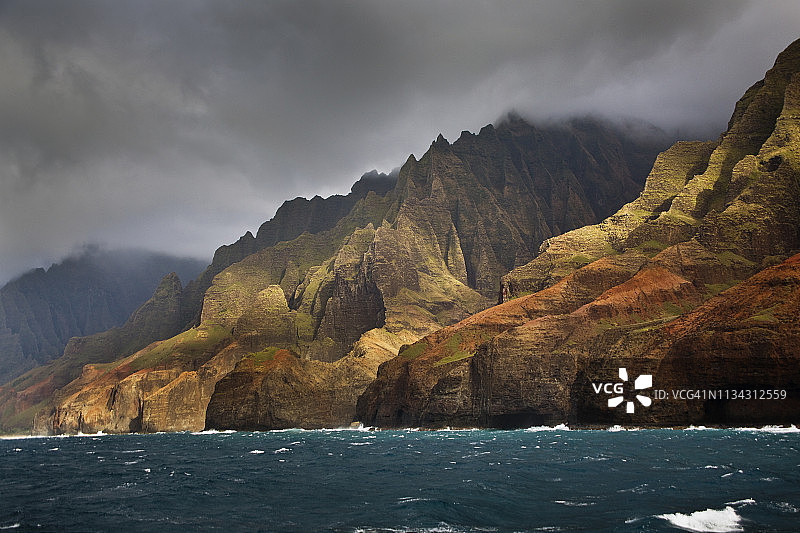 神秘的雾气笼罩的纳帕利海岸和可爱岛威美亚峡谷，夏威夷图片素材