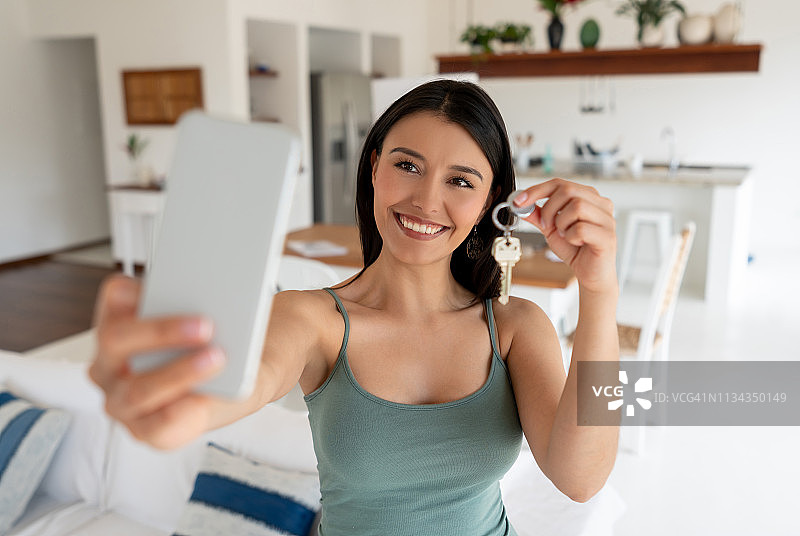 女人拿着新房钥匙自拍图片素材