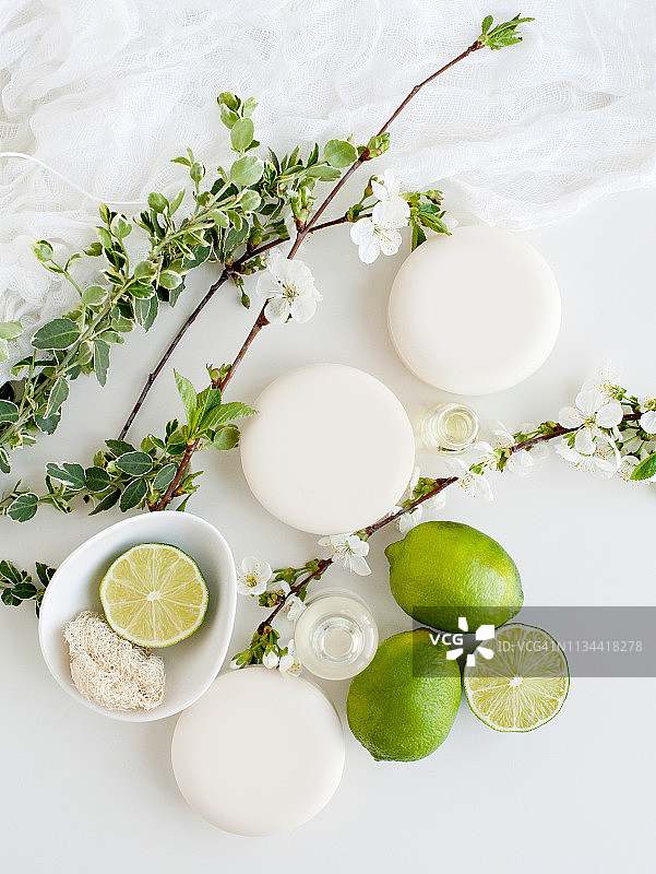 带有肥皂、鲜花和酸橙的芳香静物图片素材