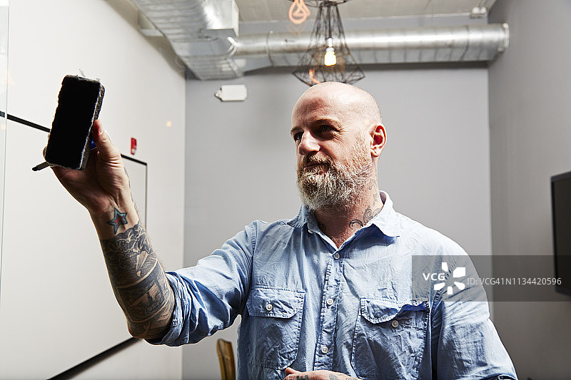 中年男人使用白板擦图片素材