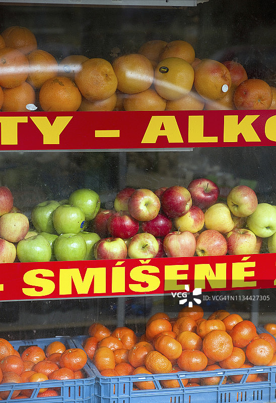 欧洲捷克布拉格水果店出售水果图片素材