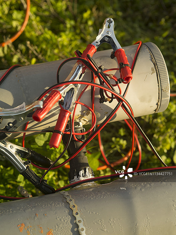 欧洲，意大利，2019：带正负极跨接线的电气线路图片素材