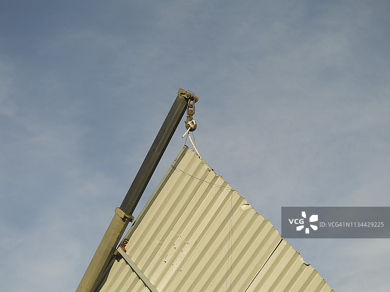 欧洲，意大利，2019：液压起重机吊起金属屋面板图片素材