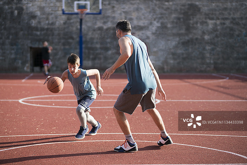 年轻人与老年人的大争斗图片素材