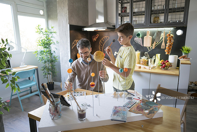 父子一起做有趣的学校项目图片素材