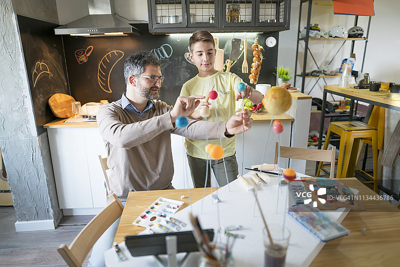 与爸爸在行星上的绘画图片素材