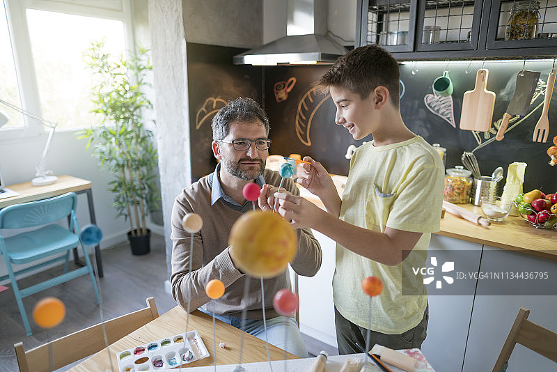 和爸爸一起制作太阳系模型图片素材