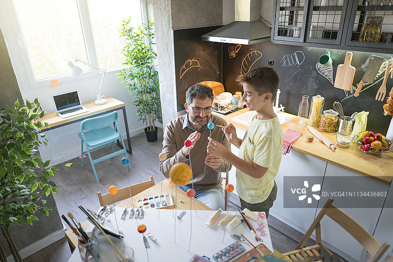 和爸爸一起制作太阳系模型图片素材