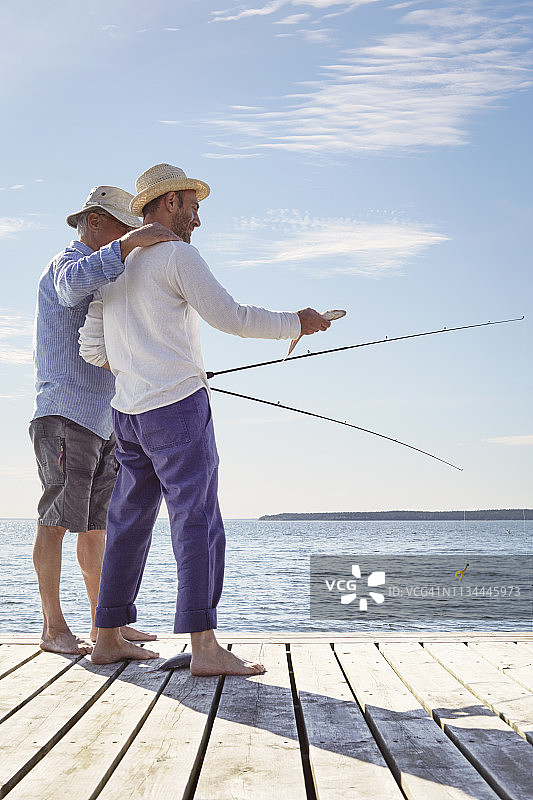 父子在瑞典乌特瓦尔纳斯钓鱼图片素材