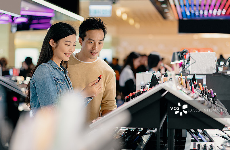 年轻夫妇在百货商店购物图片素材