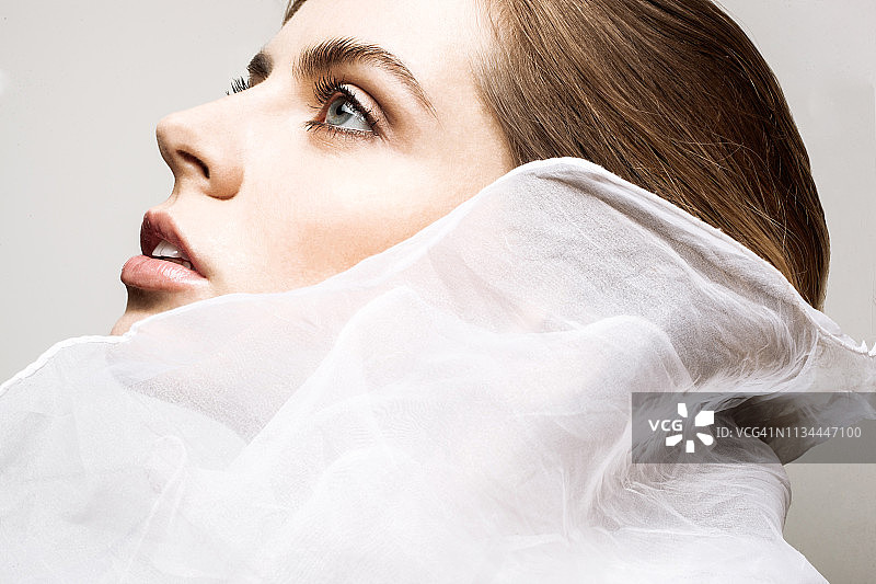 年轻女人侧面图片素材