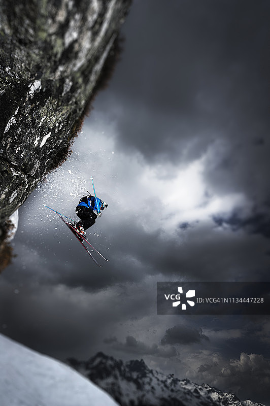 男子滑雪图片素材