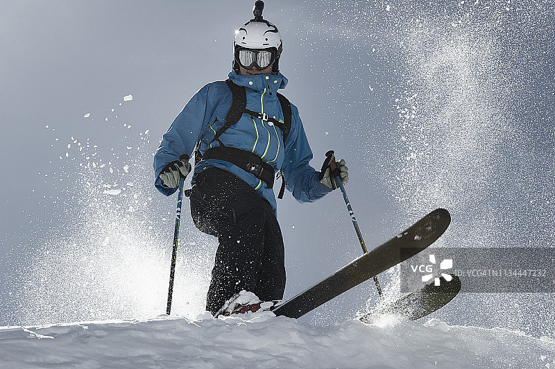 男子滑雪图片素材