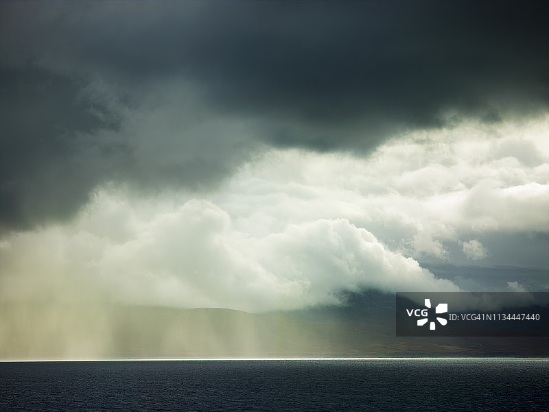 苏格兰赫布里底群岛朱拉岛的暴风云和阳光图片素材