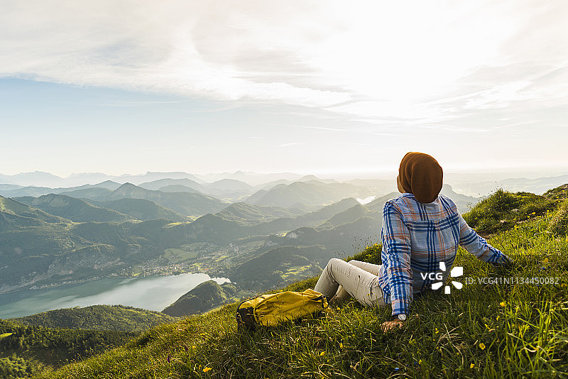 奥地利萨尔茨卡默古特徒步旅行者在阿尔卑斯山休息图片素材