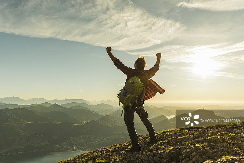 奥地利萨尔茨卡默古特：徒步旅行者登顶欢呼图片素材