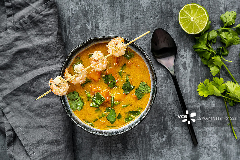 鲜虾椰蓉香菜红薯汤碗图片素材