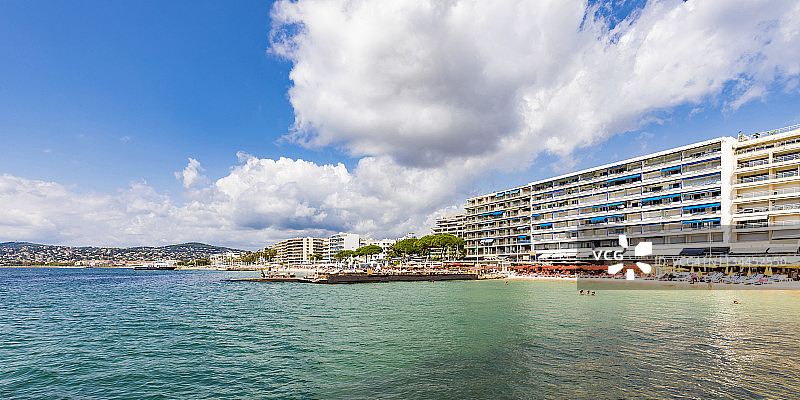 法国普罗旺斯-阿尔卑斯-蓝色海岸，昂蒂布茹昂莱潘海滩和酒店图片素材