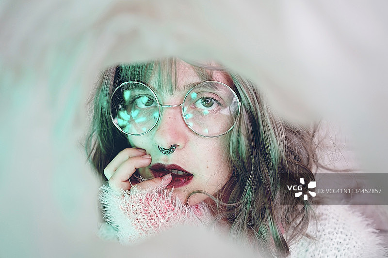 戴着鼻环和眼镜的漂亮女人肖像图片素材