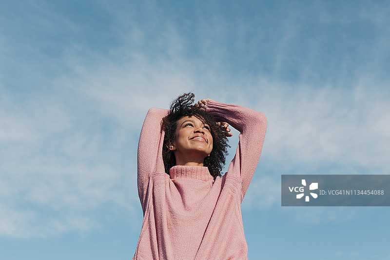 享受阳光的快乐年轻女子肖像图片素材
