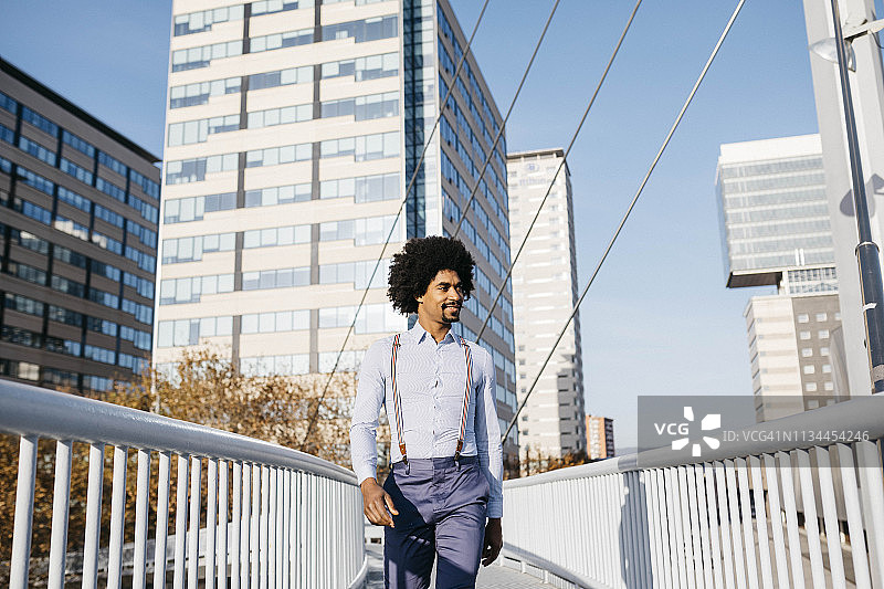 西班牙巴塞罗那：走在桥上眺望远方的微笑男子图片素材